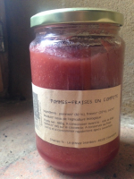 A table - pommes et fraises en compote