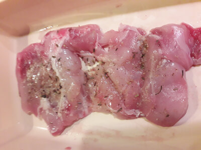 Cuisse de lapin désossée et assaisonnée