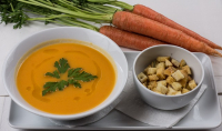 Soupe de navet et fanes de jeunes carottes