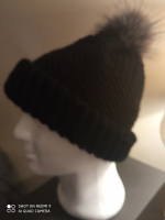 Bonnet noir pompon noisette