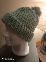 Bonnet vert dore pompon gris