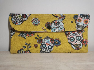 Pochette plate jaune tête de mort