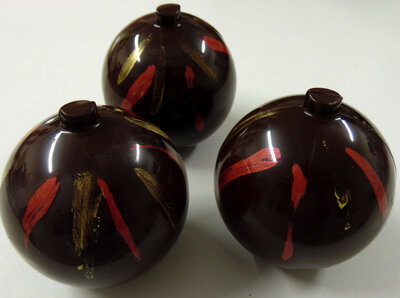 Boule de noël chocolat noir garnie