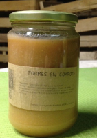 A table - pommes et fraises en compote