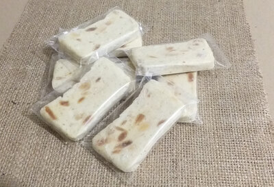 Nougat aux amandes et fromage de chèvre