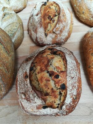 Pain noisette-raisin tranché