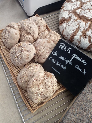Trio de petits pains de seigle aux fruits sec