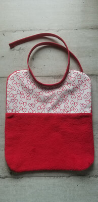 Bavoir rectangle rouge/coeurs