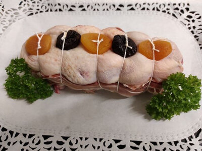 Roti de poulet farci, pruneaux et abricots