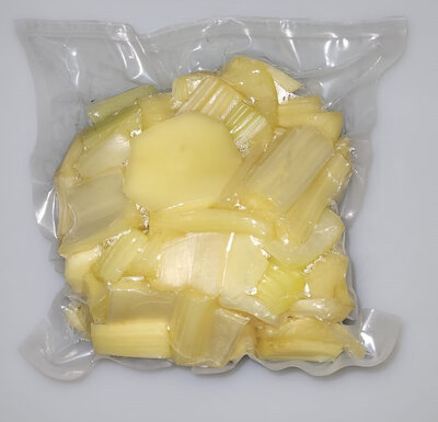 Cardons coupés et épluchés