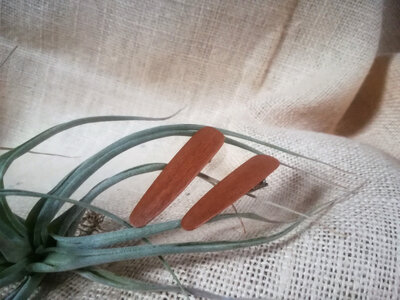 2 barrettes en bois de merisier clair - a pin