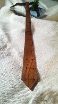 Cravate (49 cm) en bois de noyer