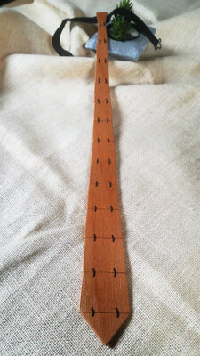 Cravate (52.5 cm) en bois de hêtre