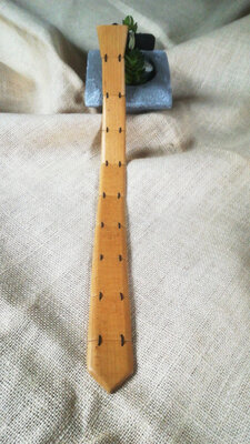 Cravate (38 cm) en bois de hêtre