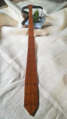 Cravate (57.5 cm) en bois de pitchpin