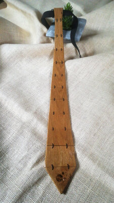 Cravate (46.5 cm) en bois de chêne