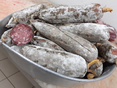 Saucisson sec de veau au vin blanc