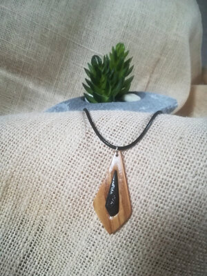 Collier en bois de frêne et collage d'ardoise