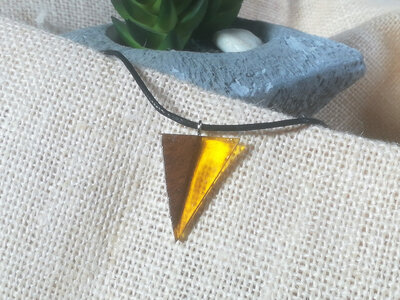 Collier en bois merisier et résine jaune