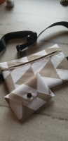 Pochette ventrale pour portable taupe/blanc