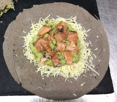 Galette de blé noir, poireaux,saumons, mozzar