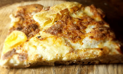 Une part de pizza 4 fromage