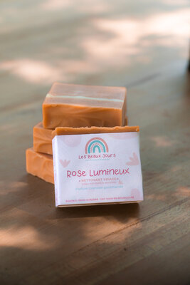 Nettoyant visage rose lumineux