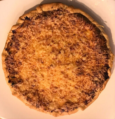 Quart de tarte aux oignons, jambon et fromage