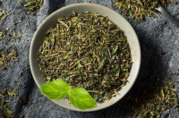 Herbes de provence au basilic en pot à épice