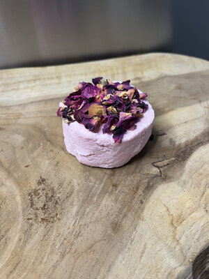 Chèvre maison pétales de rose