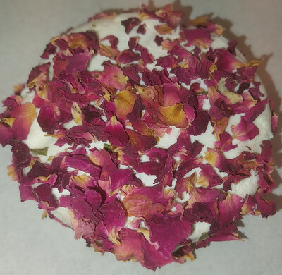 Rond de chèvre aux pétales de roses