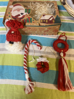 Décorations de noël en macramé rouge