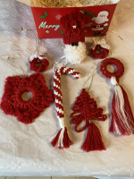 Grande box de noël en macramé rouge