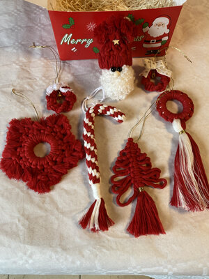 Grande box de noël en macramé rouge