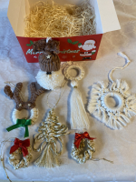 Grande box de noël en macramé blanc-doré