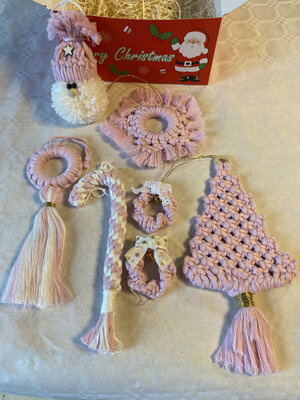 Grande box de noël en macramé rose