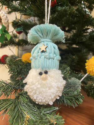 4 pères noël en macramé turquoise