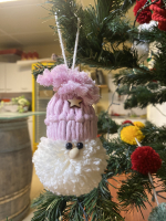 4 pères noël en macramé rose