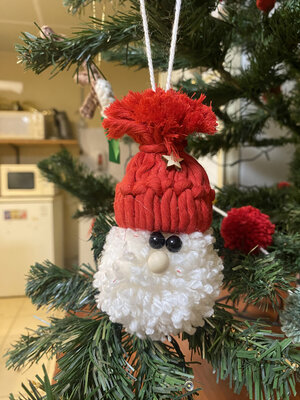 4 pères noël en macramé rouge