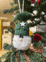 4 pères noël en macramé vert