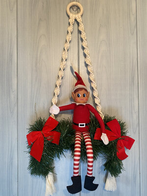 Lutin farceur sur sa balançoire en macramé