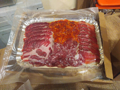 Coffret cadeau1. petit plateau de charcuterie