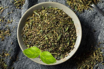 Herbes de provence au fenouil en pot à épice