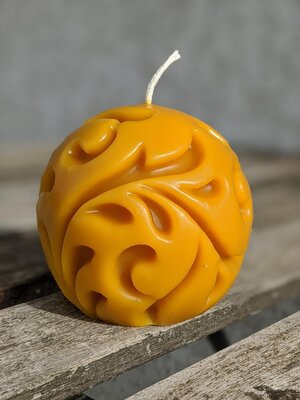 Bougie boule décorée en cire d'abeille