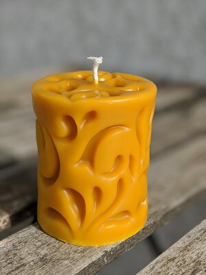 Bougie cylindre décoré en cire d'abeille