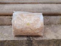 Paille finement coupée. tiroir poulailler