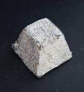 Pyramide cendrée de chèvre mi-sec
