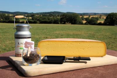 Fromage à raclette 1/2 de meule poivre