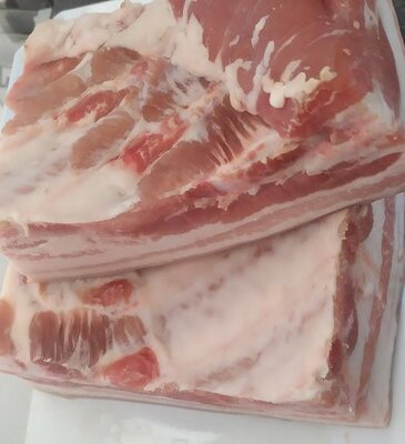 Poitrine fraiche tranchée