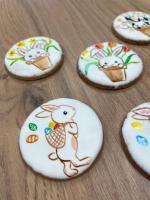 Biscuits peints lapin avec panier